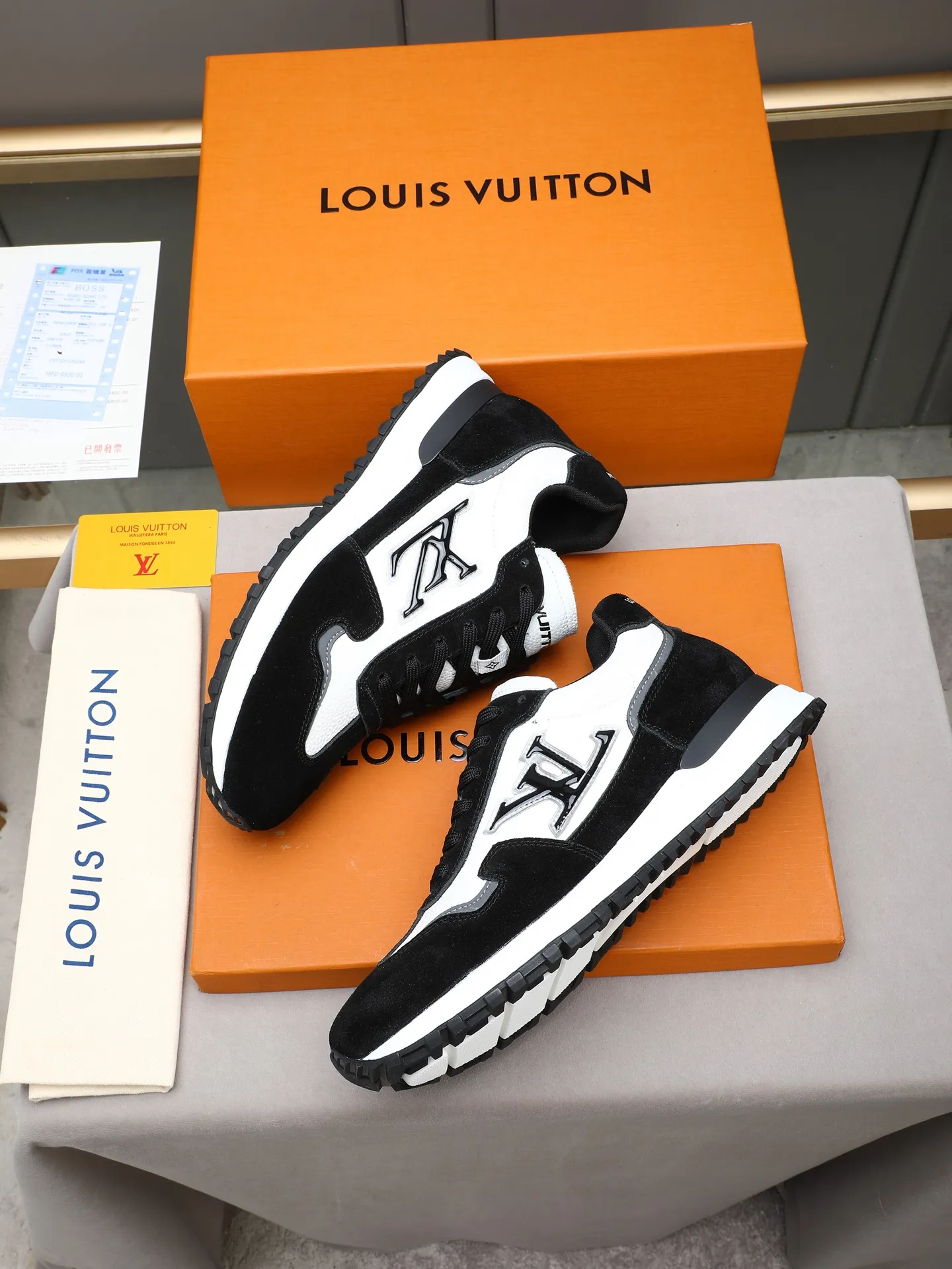 PP600 Louis Vuitton LV Run Men's Sports Shoes LV Run men's sports shoes are made of cowhide leather, low-key and luxurious. The tongue and heel are embellished with classic logos, giving it a full sense of hierarchy. The rubber sole has strong grip and wear resistance, suitable for daily wear or light sports scenes, and has a full sense of quality🎬size: 39-44 (customized at 38.45.46)